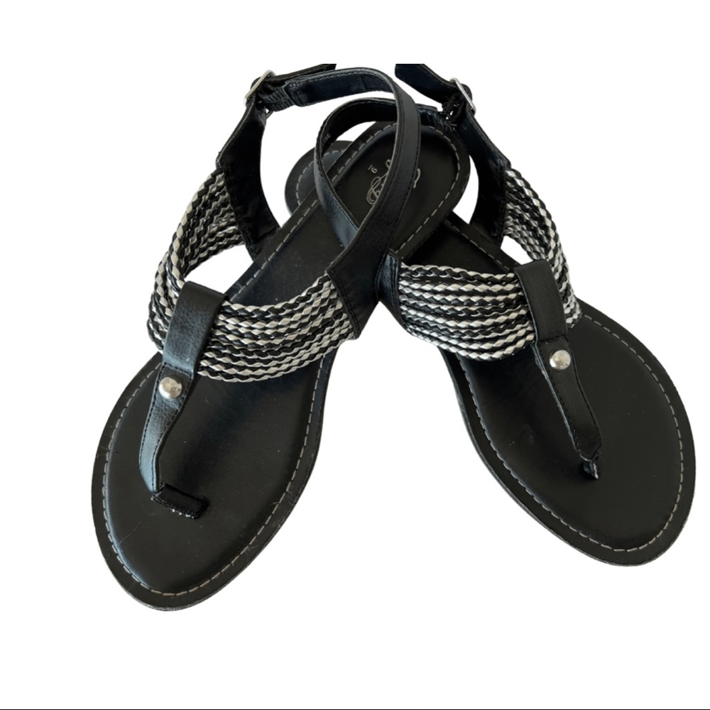 New.  BLACK AND SILVER SANDALS SIZE 9